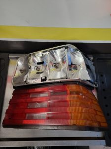 La société deutschcar27 propose une paire de feux arrière de Mercedes 350sl r129 en très bon état ils sont à vendre complet avec leurs supports nous proposons aussi tous type de pièces détachées de ce modèle ainsi que pour BMW audi VW Mercedes et Porsche appelez nous pour plus d'informations au 0625312469 ou 0232462688.