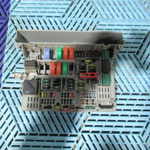 boitier fusible de BMW e87 e90 e91 ref 6906621